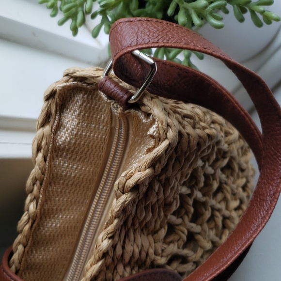 Straw Crossbody Chic Hollow Out. NWT - Picture 16 of 16